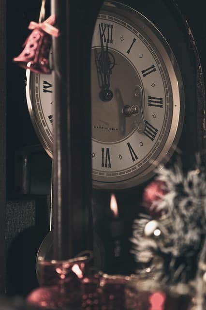 벽시계 뒷면에 숨겨진 퍼즐 코드