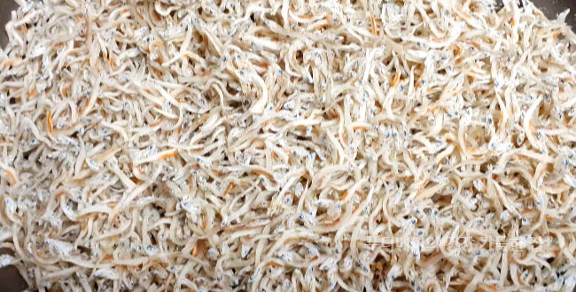 달군-팬에-기름없이-멸치를-덖은-모습