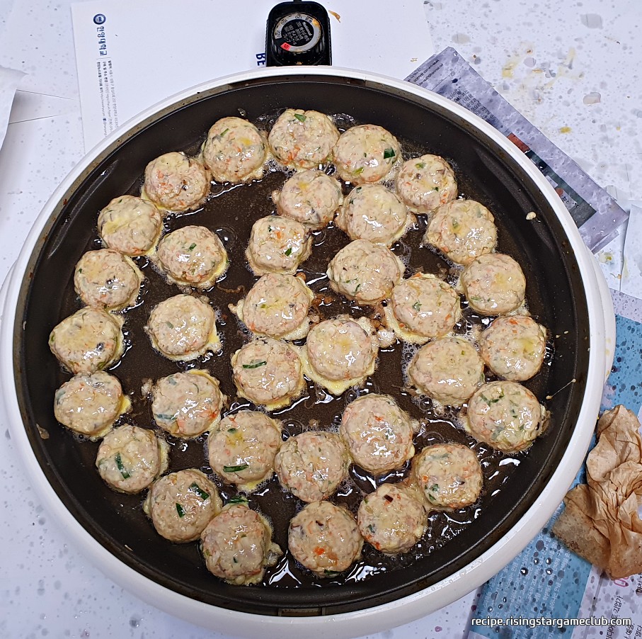 맛있는 동그랑땡을 부치는 사진