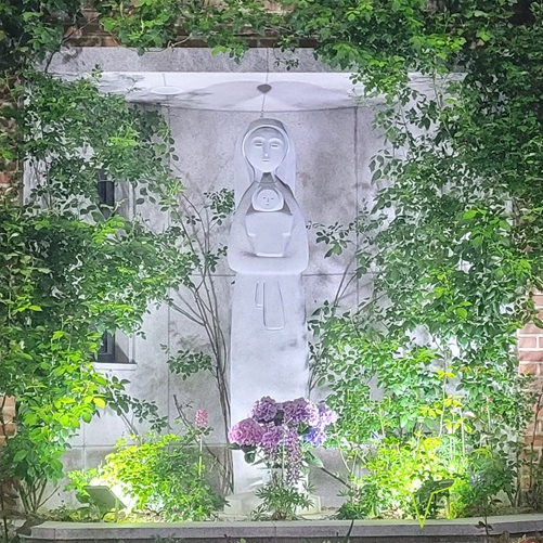 서울 신도림동성당에 있는 성모자상 사진입니다. 최종태 요셉 선생님께서 만드신 아름다운 작품입니다.