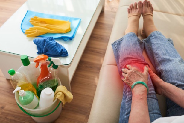 무릎이-아파-쇼파에서-마사지하는-주부