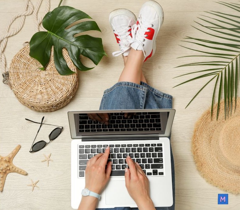 제휴마케팅 블로그 작성 및 온라인 수익 창출 작업 장면 via Canva