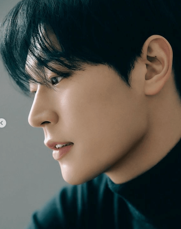 박서함이-목폴라를-입은-옆-모습