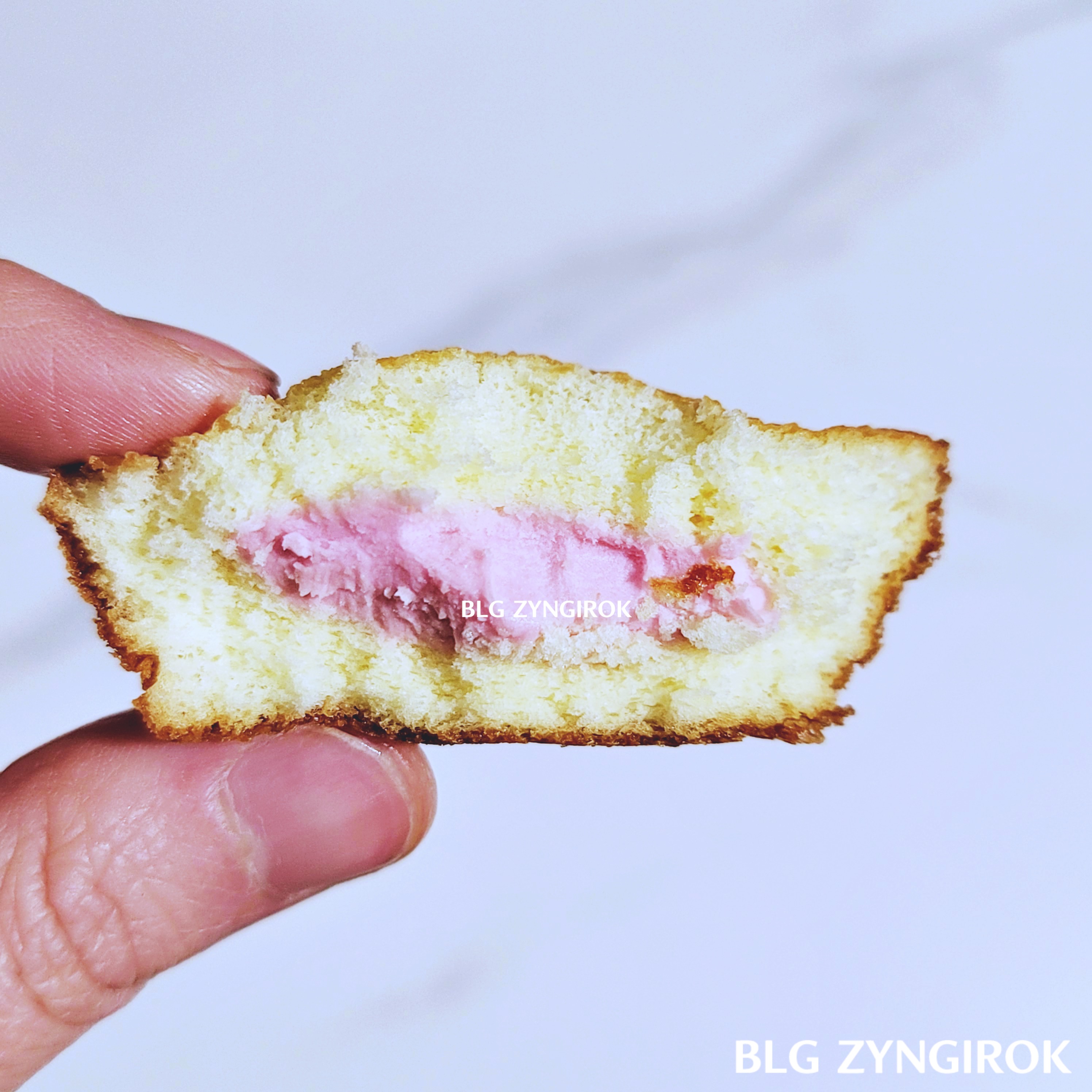카스타드를 배어먹은 모습이다. 카스타드 빵 안에 밝은 분홍색의 스트로베리 크림이 들어있다.