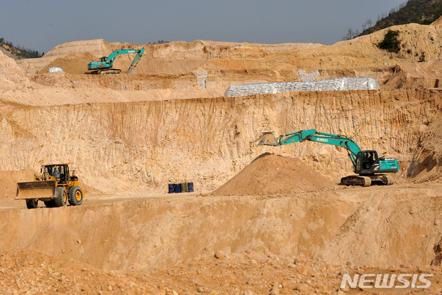 중국 희토류 광산 채굴 현장
