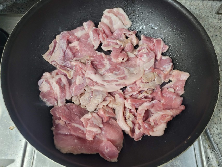 돼지고기 간장제육볶음 앞다리살 팬에 올려 강불로 굽기 시작