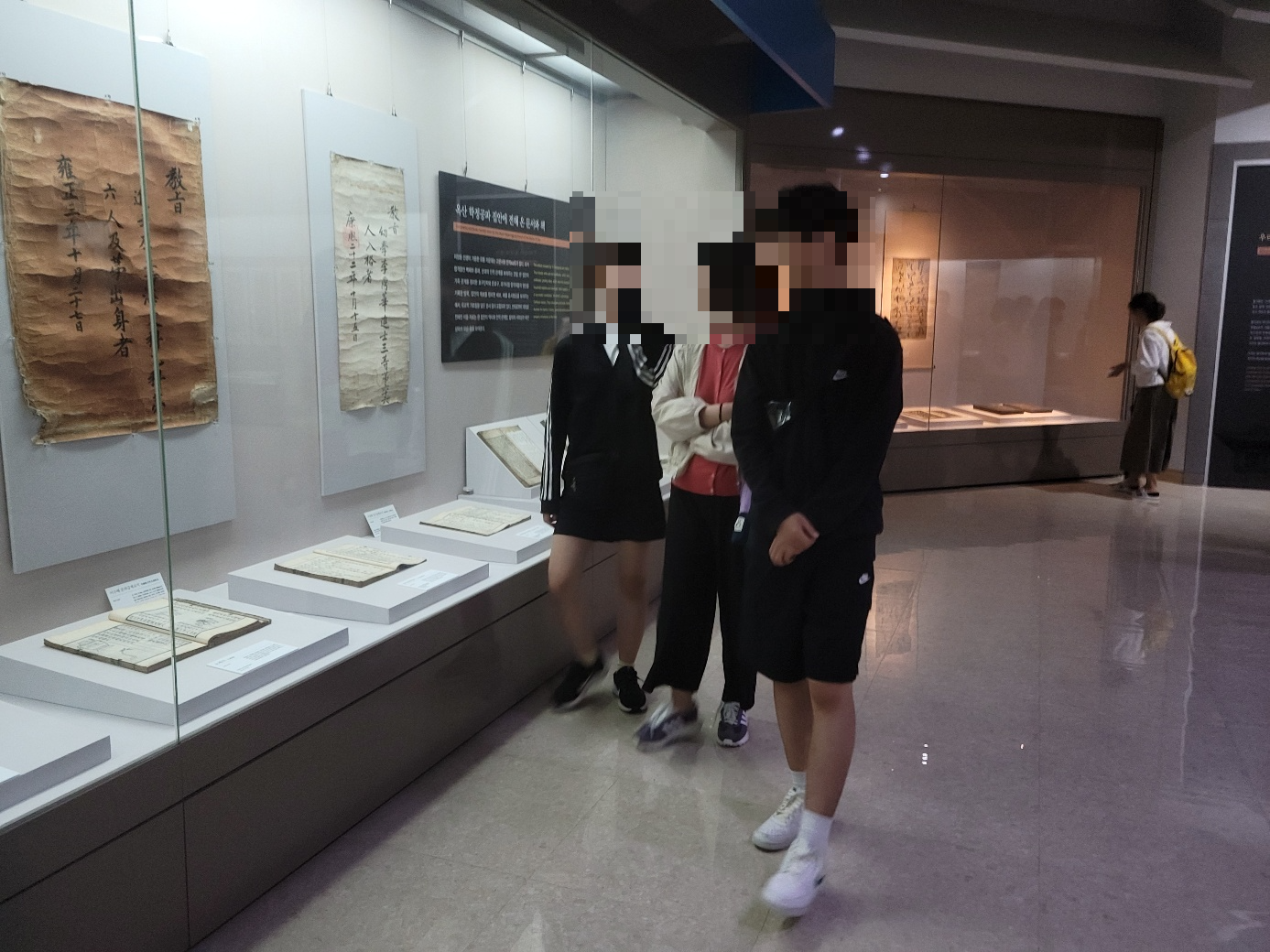 화폐의 역사와 유물을 관람하고 있는 모습