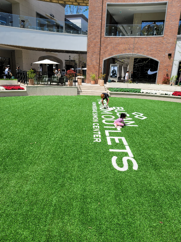 블루보틀에서 나와서 바로 보이는 아울렛 광장의 모습