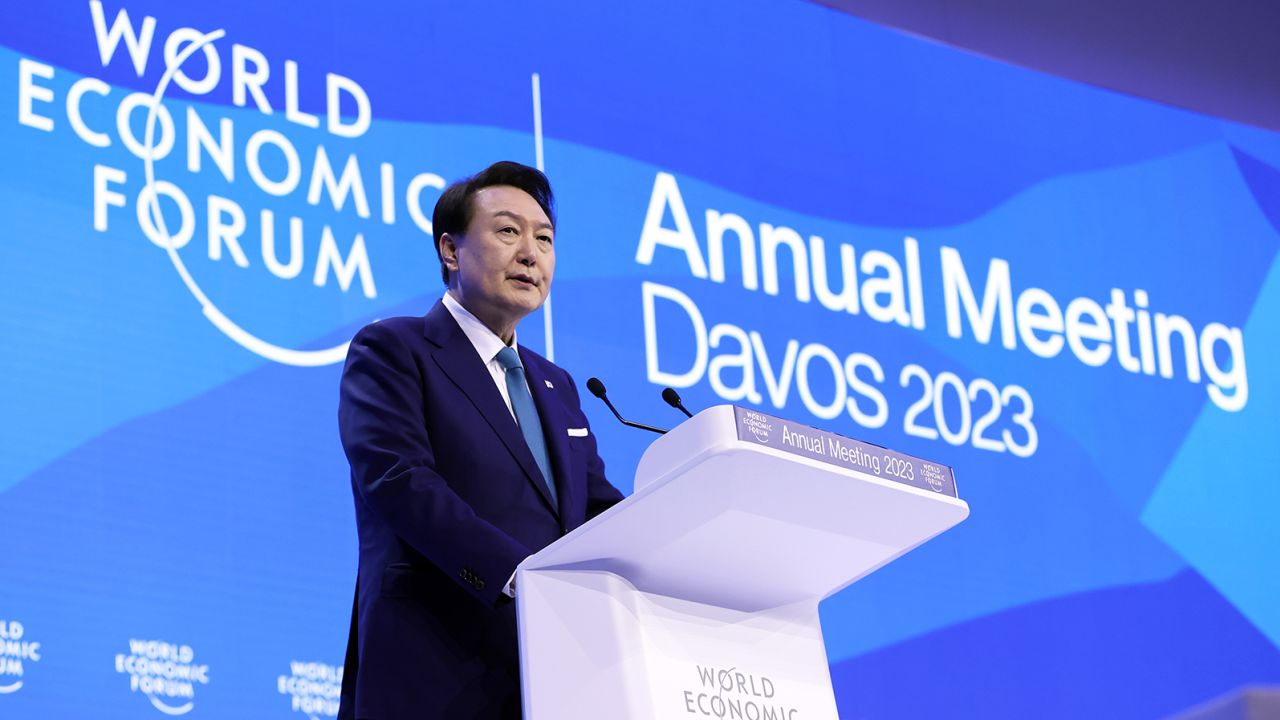 윤석열 한국 대통령이 2023년 1월 19일 스위스 다보스에서 열린 세계경제포럼에서 연설하고 있다.