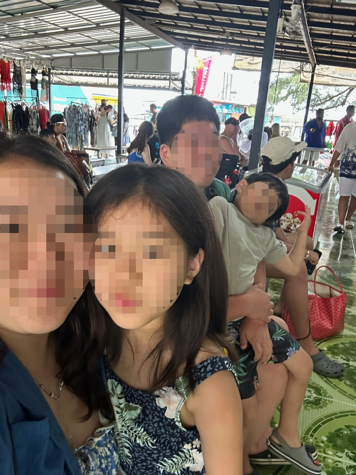 씨너리 카타마란 투어를 앞두고 기대하는 가족사진