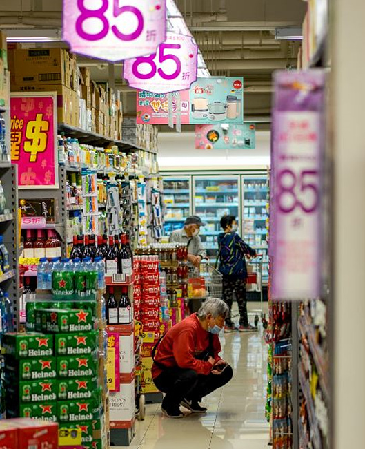 마트에서 소비하는 사진