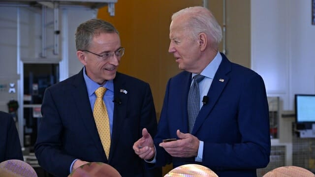 3월 20일(미국 현지시간) 반도체 법 보조금 서명식에 참석한 팻 겔싱어 인텔 CEO(왼쪽), 조 바이든 미국 대통령(오른쪽).