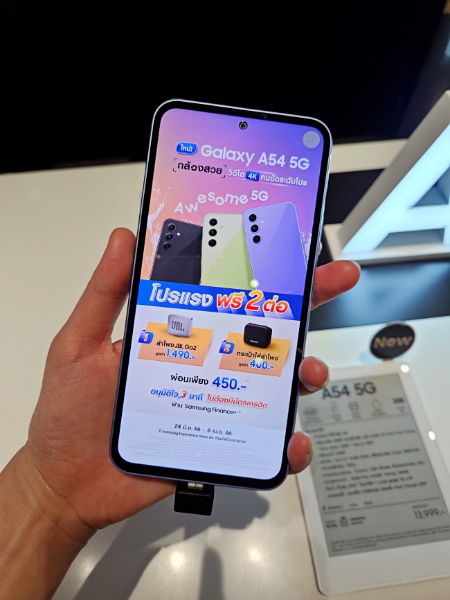 앞면을 보여주고 있는 장면입니다.