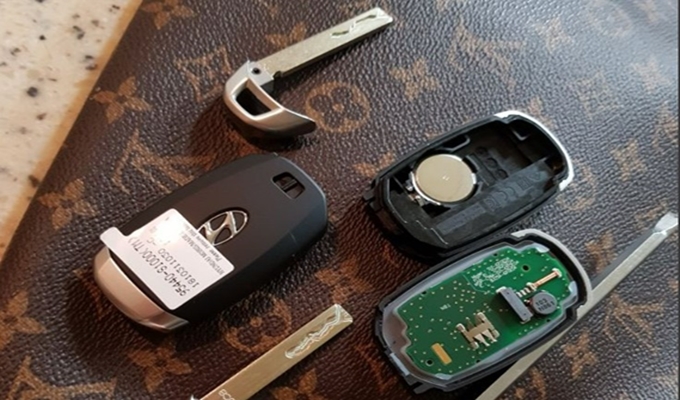 현대 싼타페 리모컨 건전지 교환 방법