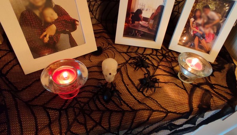 복도에 만들어놓은 포토존에 촛불을 켜놓음