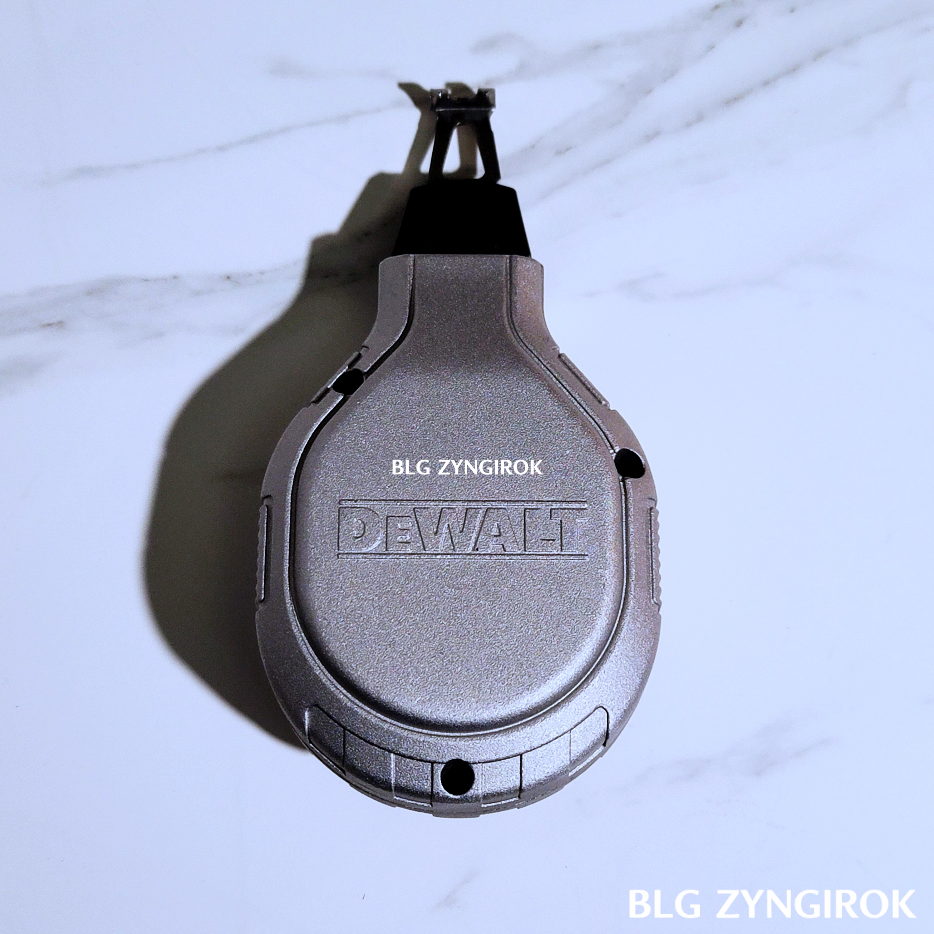 디월트-초크라인이-뒤집어져-테이블-위에-놓여있다.