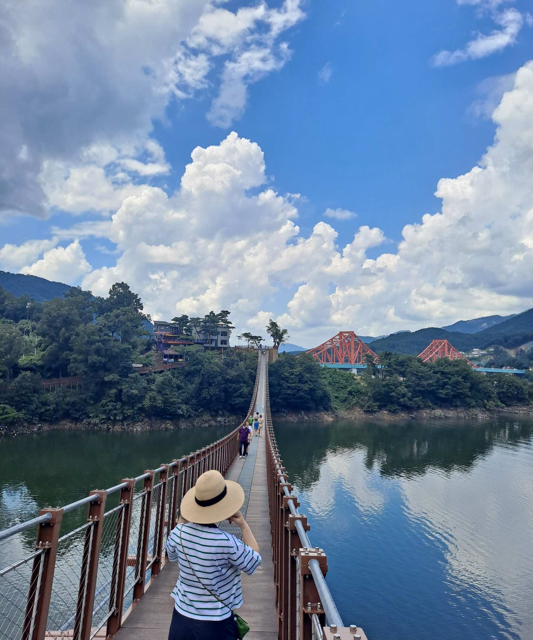 출렁다리 배경 너무 예뻐요