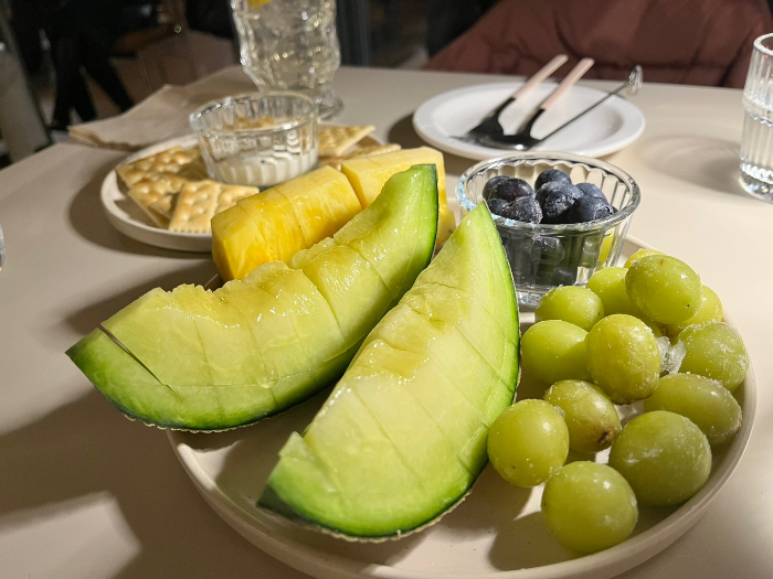 크림치즈 크래커와 과일플래터