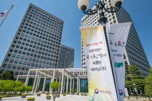 궁능유적본부 공무직 A씨는 2023년 10월부터 2024년 3월까지 어머니 간병을 위해 무급휴직을 다녀온 뒤, 복직 첫날인 3월 25일 동료 B씨로부터 “밥 줄 수 없다”는 말을 들으며 식판을 빼앗겼고, 이후에도 도시락을 싸서 다니는 등 따돌림을 겪었습니다. 2024년 7월 19일에는 제초작업 중 B씨가 A씨의 멱살을 잡고 목을 조르며 턱을 때리는 폭행이 발생했고, 유적본부는 이를 쌍방폭행으로 판단해 별도 징계 없이 마무리했습니다. A씨는 국무조정실에 민원을 넣고 정보공개청구를 통해 조사결과를 확인했으나, 노무법인 보고서와 내부 감사 모두 “직장 내 괴롭힘이 아니다”는 결론을 내렸고, 가해자와의 분리 조치도 해제됐습니다.