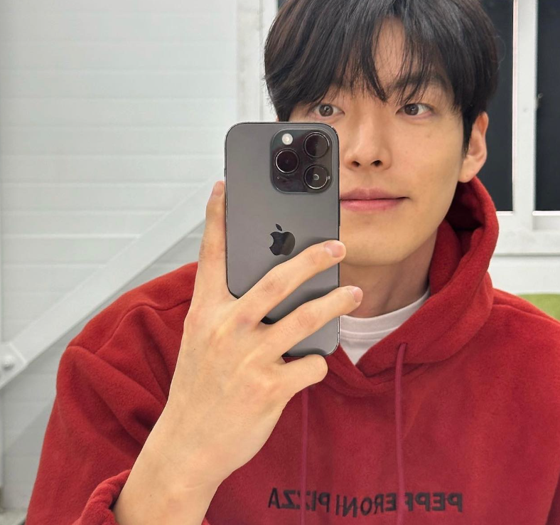 김우빈 프로필 작품활동 연애 신민아 결혼 투병 결별 드라마 영화 넥플릭스