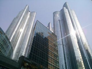 부동산 시장의 즉각적 반응: "최고가 경신과 거래 폭증"