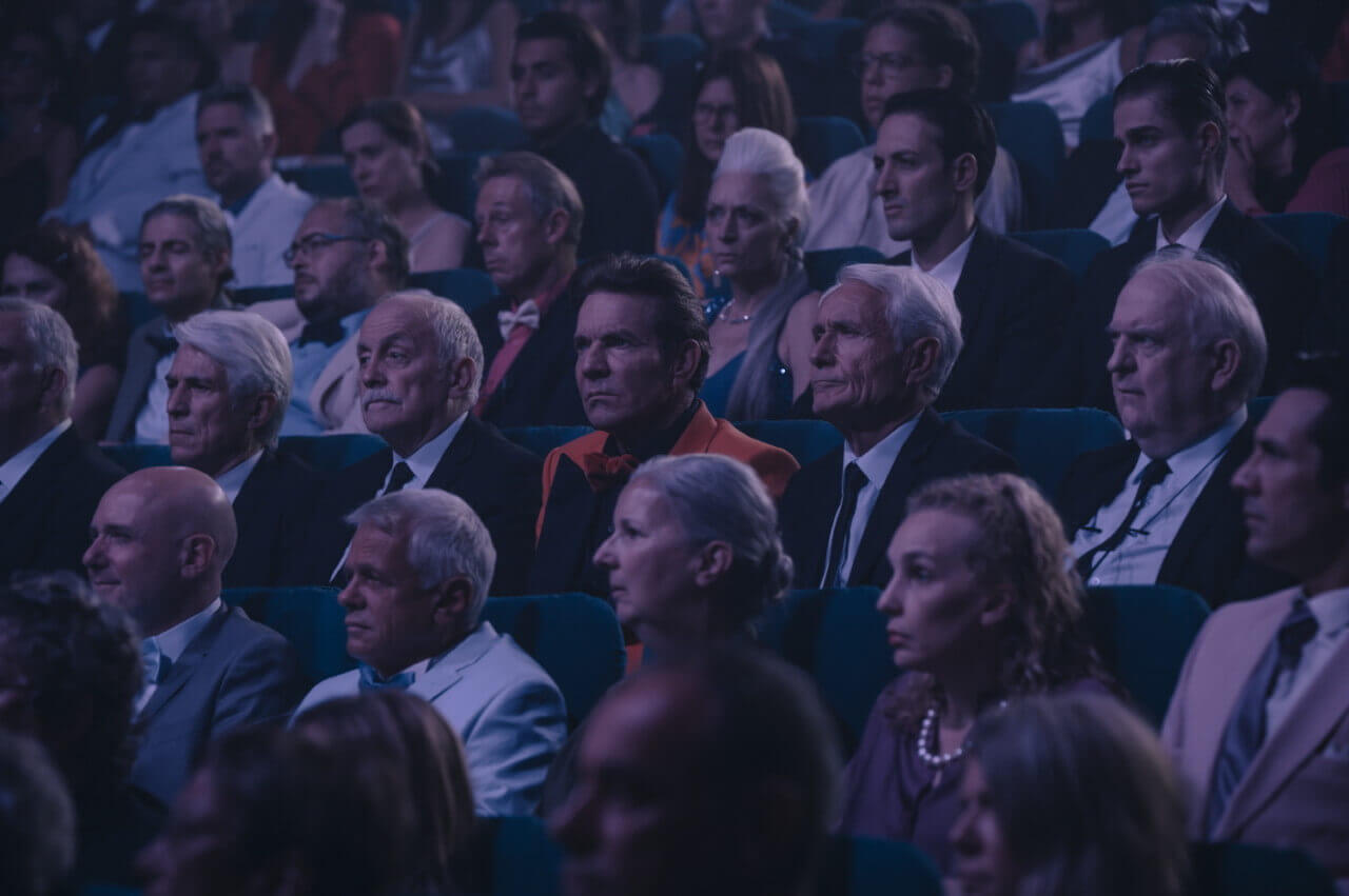 영화 속 젊고 아름다운 여성만 상품화하며 소비하는 대중들