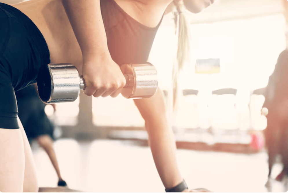 실내에서 단체로 운동하는 모습