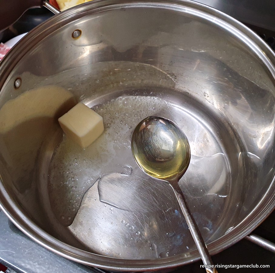 돼지고기 카레라이스를 하기 위해서 냄비에 식용유 3T와 버터를 녹이고 있는 사진