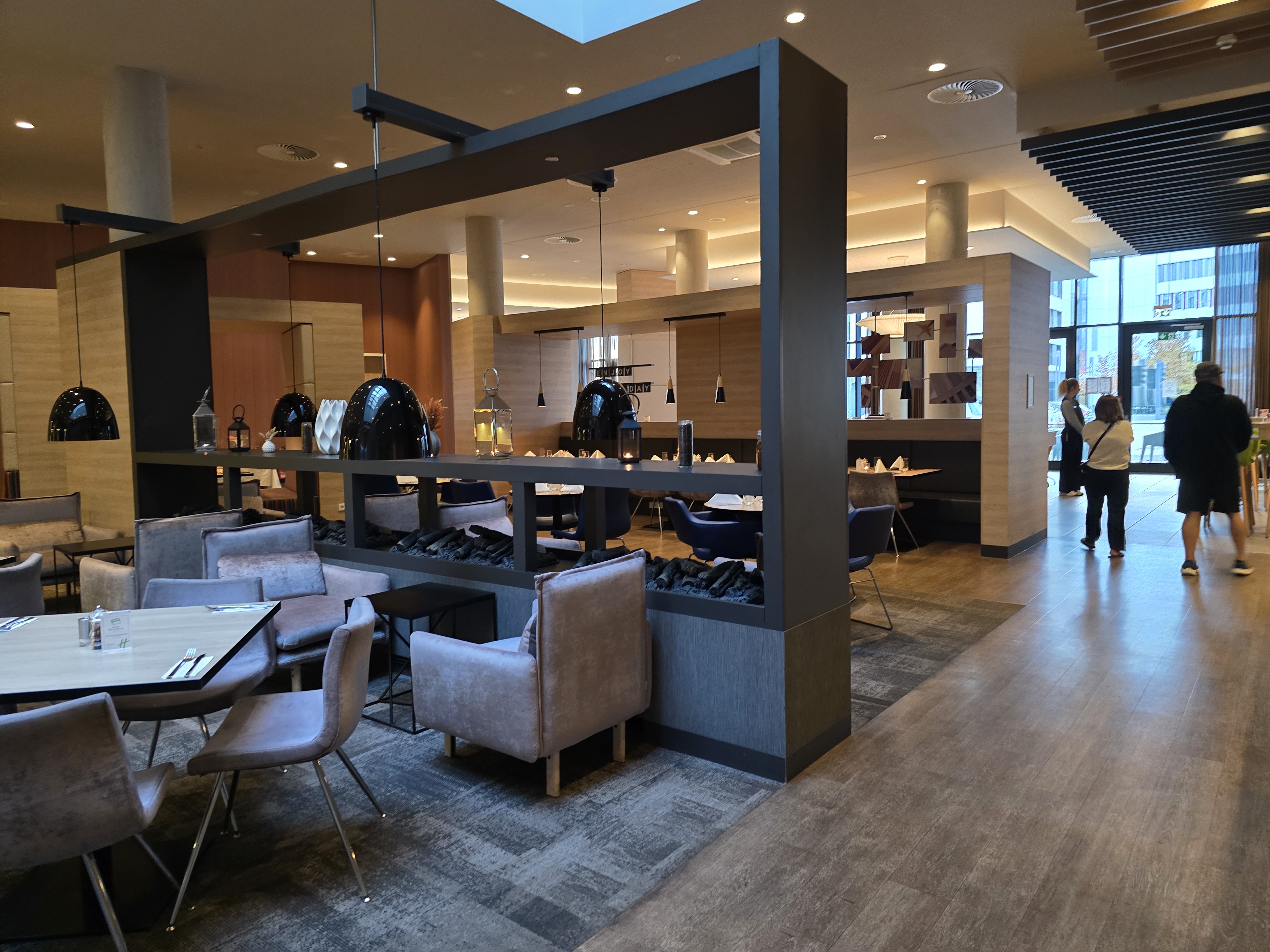 홀레데이인 호텔 에어포트 입구