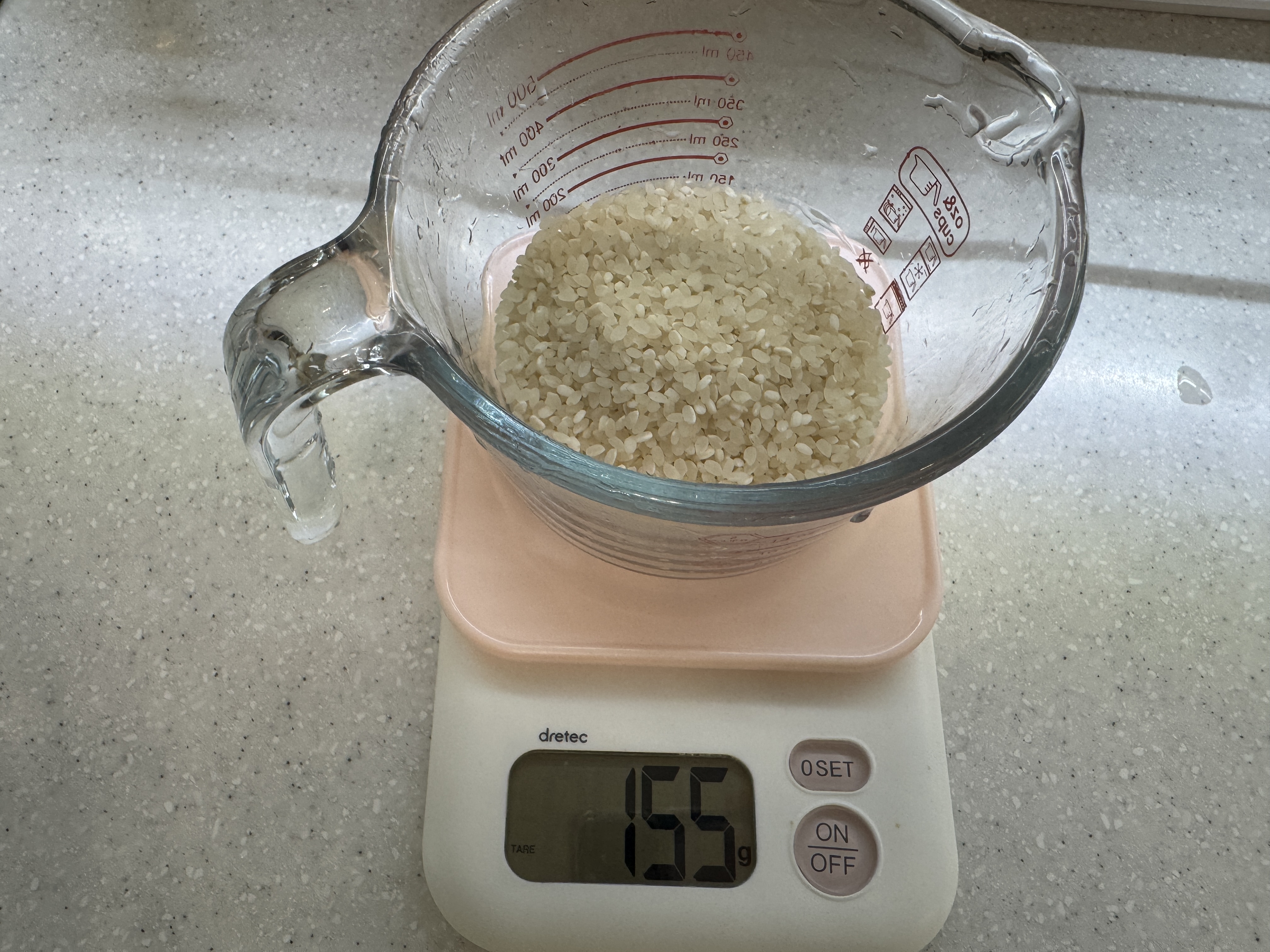 쌀 155g을 계량한 사진