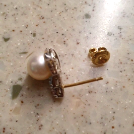 다이아몬드 진주 보석 귀걸이 세척하기