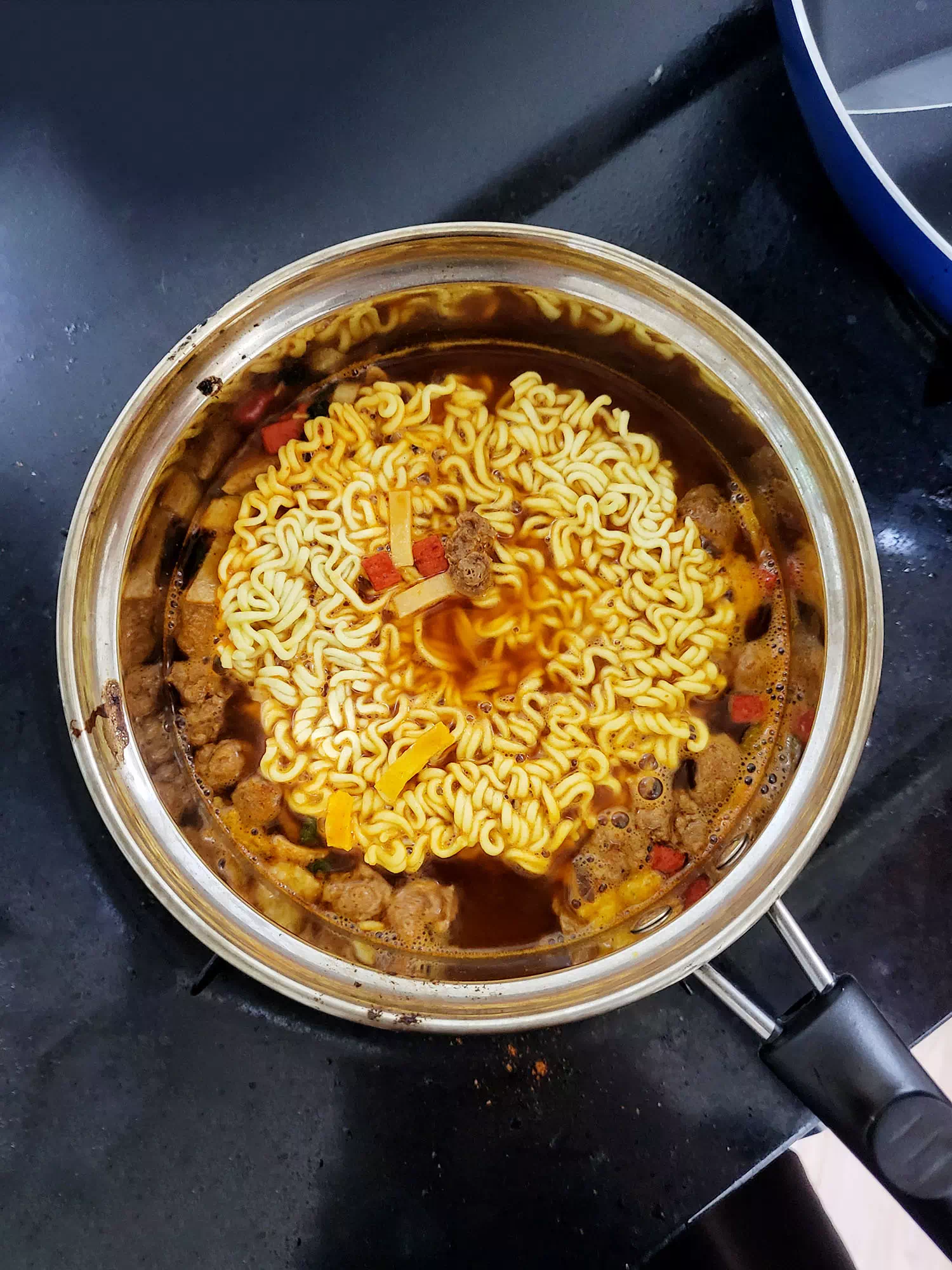 라면이 투하된 모습