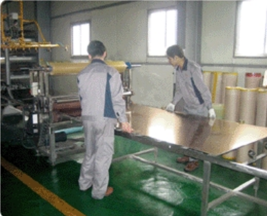 공장에서 일하는 모습