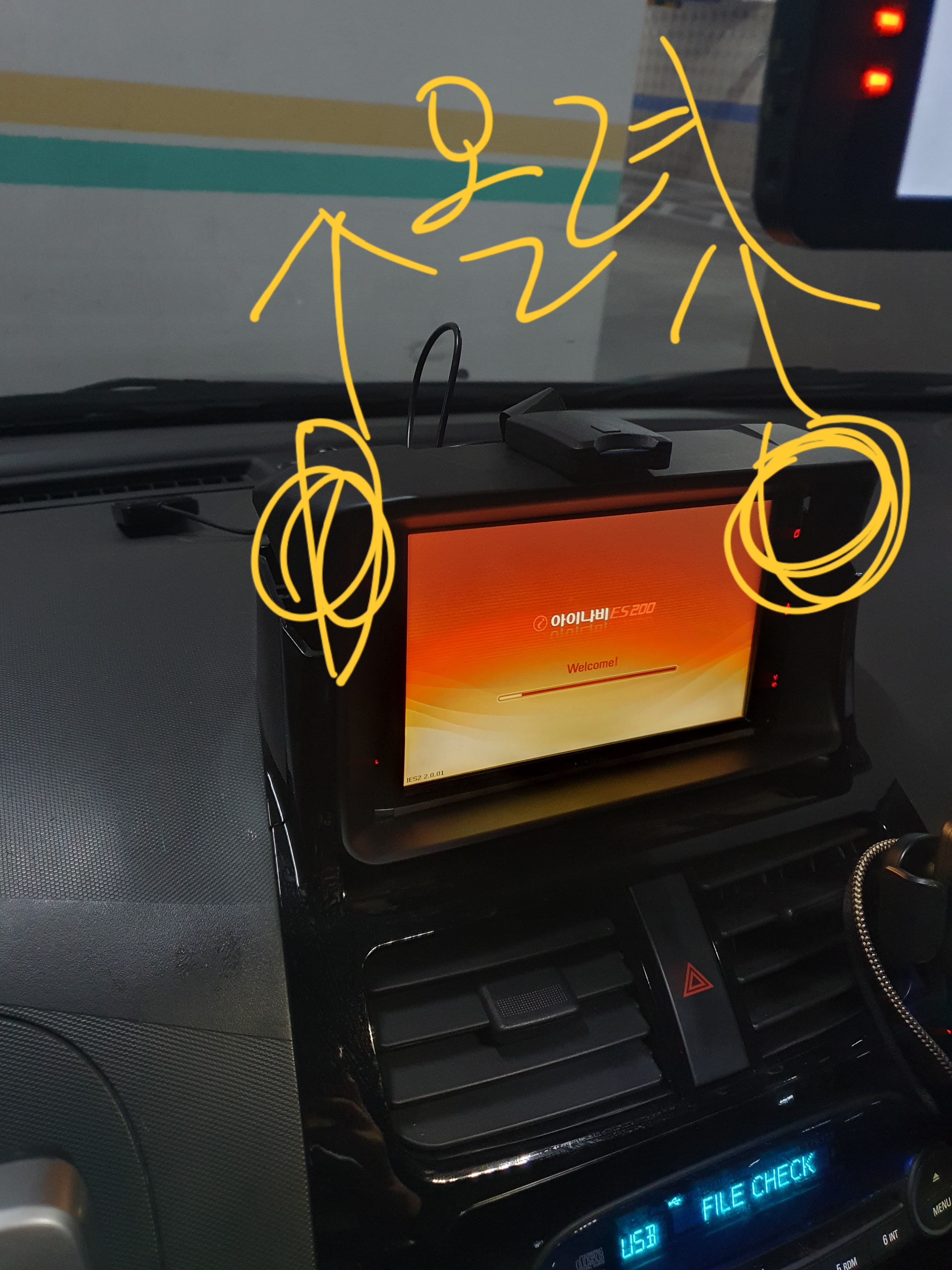 스파크M300 네비 매립 해체 방법은 네비틀 상단 양쪽을 들어 올리면 됨.