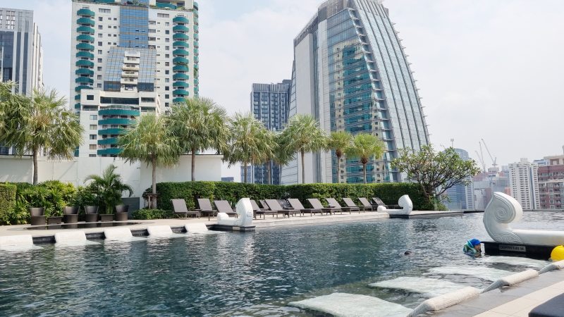 확 트인 느낌의 수영장 이미지