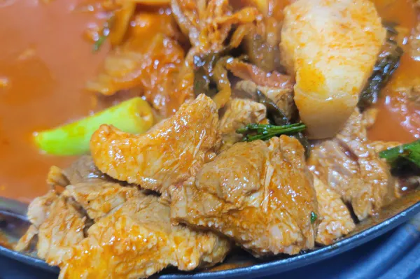 생생정보 기다려야 제맛 통고기 김치찌개