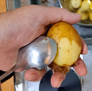 햇감자 손질