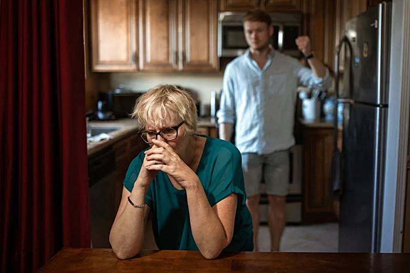 엄마와-아들-가스라이팅-모습