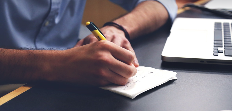 메모하는 남성 이미지