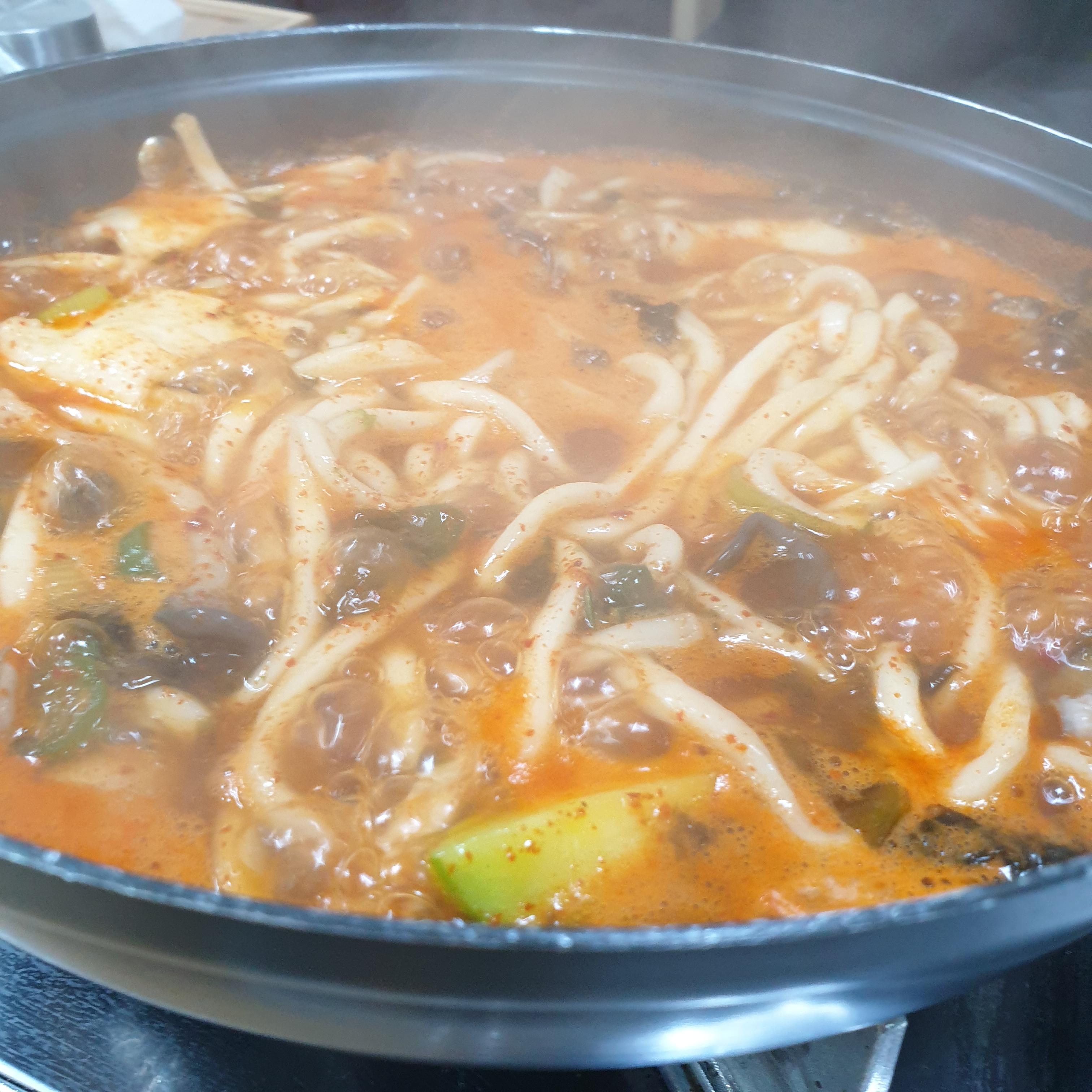암돌 속풀이 칼국수 얼큰칼국수