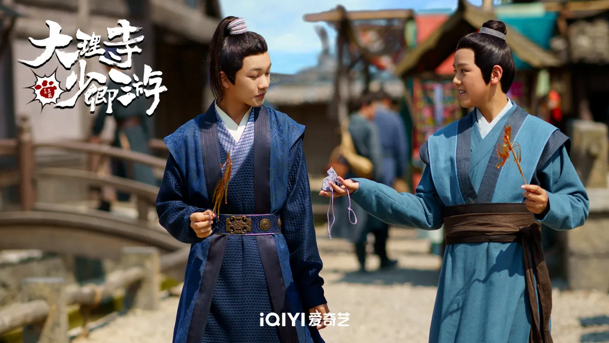 대리시소경유-10대 소년 둘-걸어가며 이야기 나눔