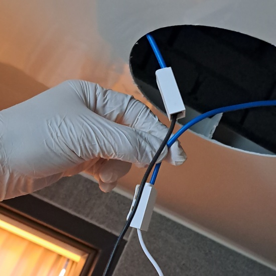 커넥터에서 전선을 분리중입니다.