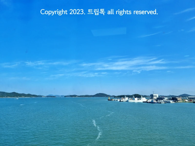 같은 색의 하늘과 바다. 배가 지나온 하얀선이 그려져있다.