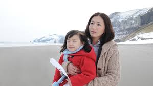 마더 주인공이 학생을 안고 있는 장면