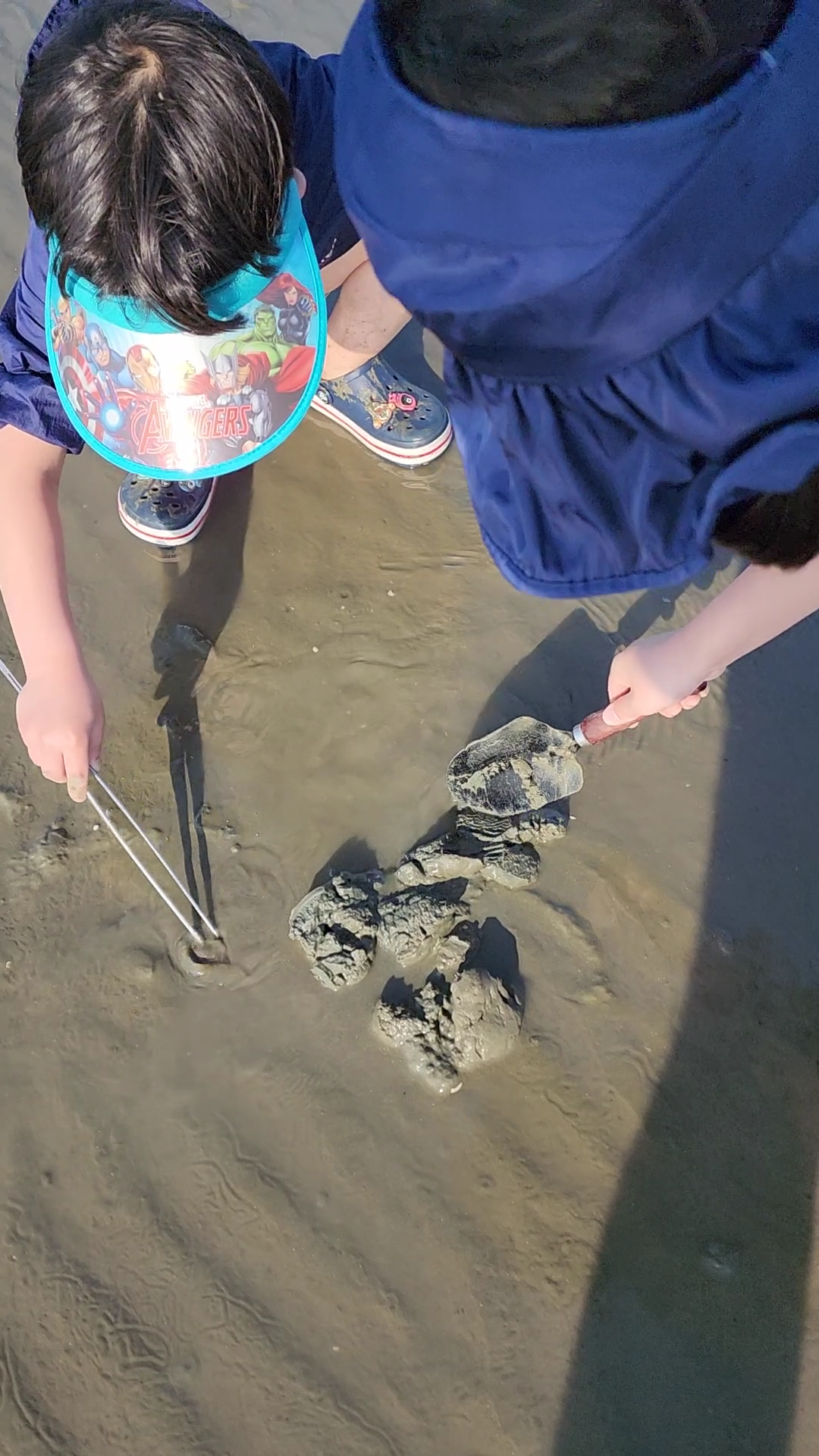 아이들이 협동하여 게를 잡는 모습