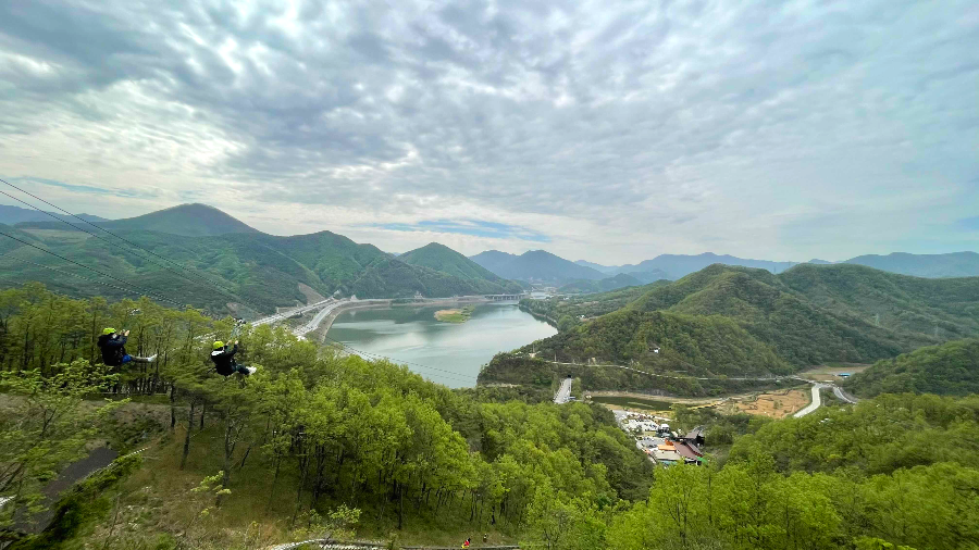 만천하 스카이워크 올라가기전 본 짚라인과 단양전경