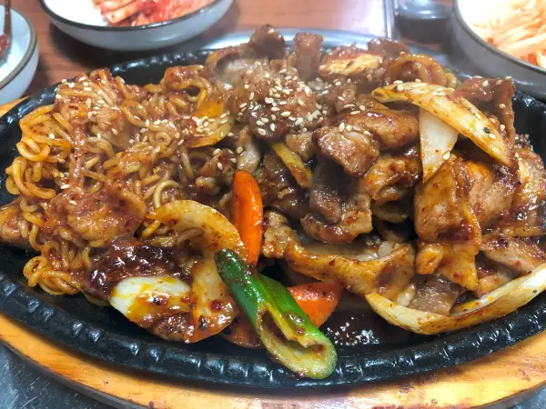 돈두루치기가 철판 그릇에 올려 있는 모습