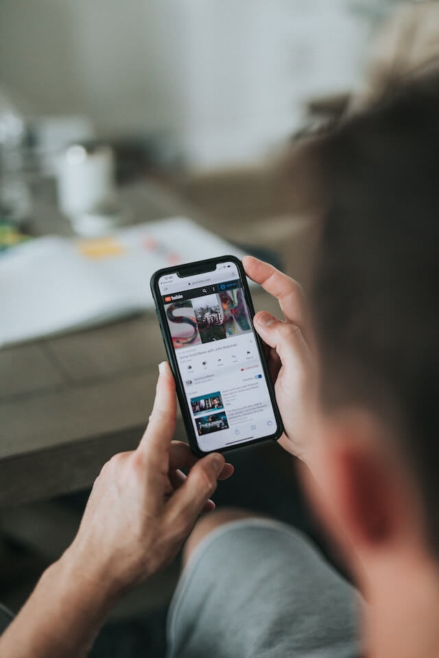 알뜰폰 요금제, 휴대폰 데이터로 유튜브 보는 남자