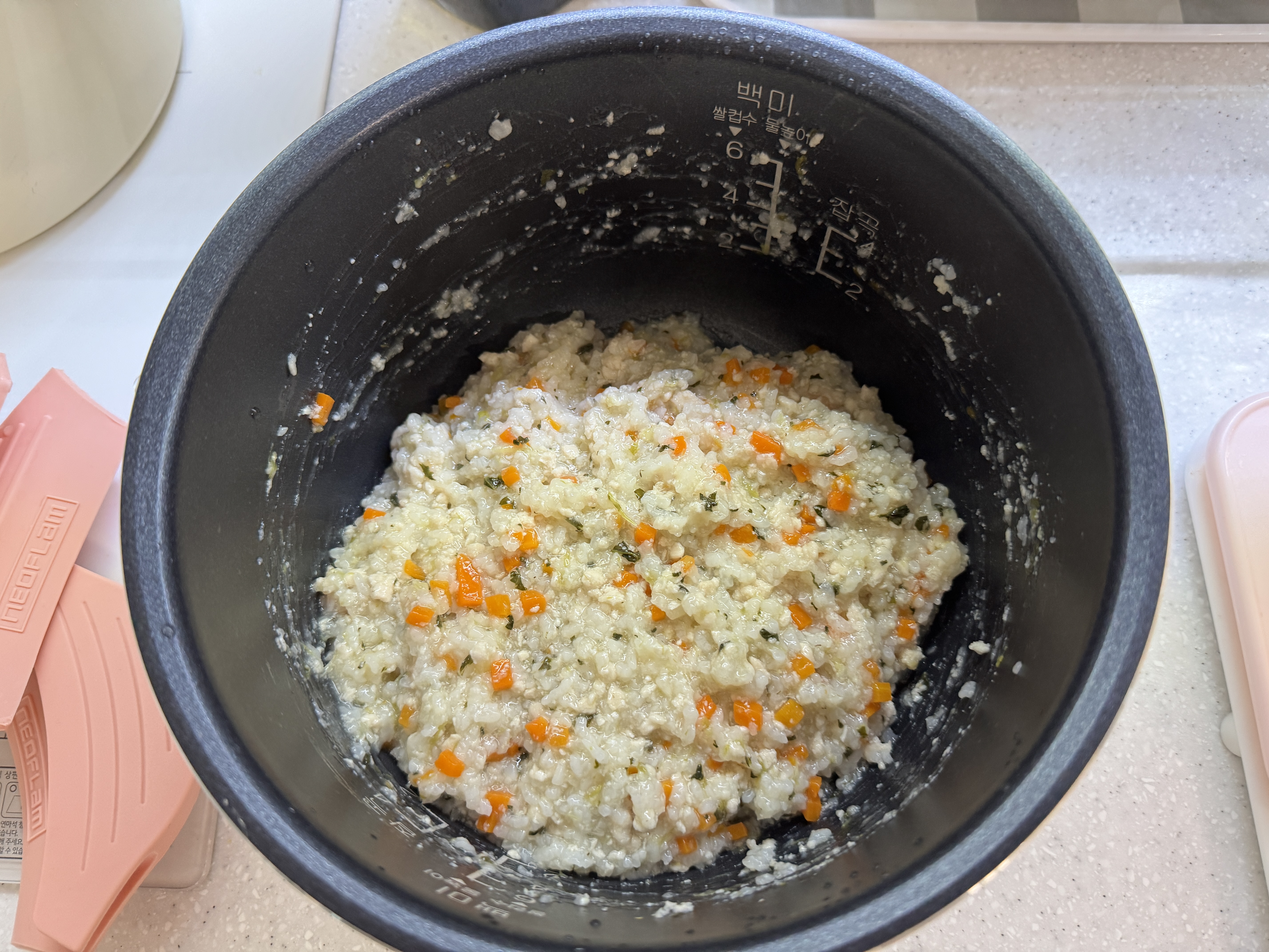 닭고기당근청경채 죽이 완성 된 후 골고루 섞어준 사진