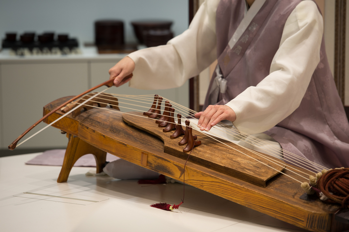 아쟁 연주하는 중